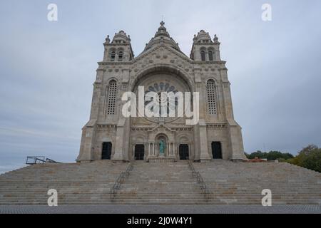 Santa Luzia Kirchenheiligtum beeindruckender Eingang bei Sonnenaufgang in Viana do Castelo, Portugal Stockfoto