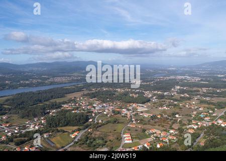 Vila Nova de Cerveira Drohne Luftaufnahme mit Minho Fluss und Spanien auf der anderen Seite des Flusses Stockfoto