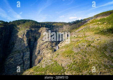 Fisgas de ermelo Wasserfall Drohne Luftaufnahme in Mondim de Basto Stockfoto