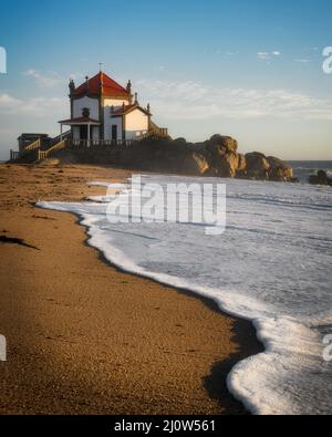 Senhor da Pedra ikonische Kapelle am Strand in Miramar, Portugal Stockfoto