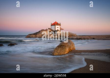 Senhor da Pedra ikonische Kapelle am Strand in Miramar, Portugal Stockfoto