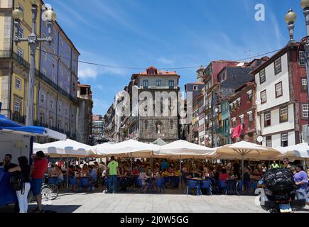 Restaurants in der Gegend von Ribeira in Porto Stockfoto