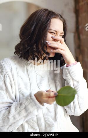 Portrait von jungen Brünette Mädchen mit schön gestylten Haaren in weißen warmen Strickpullover Stockfoto