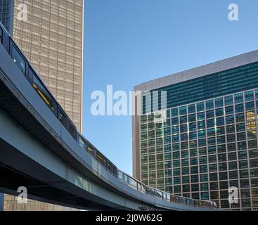 Pedi Shiodome Shopping Complex und Yurikamome erhöhte Bahnlinie bei Shiodome. Tokio. Japan Stockfoto