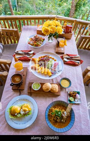 Blick von oben auf ein luxuriöses Frühstück in den Bergen von Chiang Mai Thailand, luxuriöses Frühstück mit Chiang Mai-Nudelsuppe oder KH Stockfoto