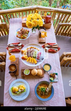 Blick von oben auf ein luxuriöses Frühstück in den Bergen von Chiang Mai Thailand, luxuriöses Frühstück mit Chiang Mai-Nudelsuppe oder KH Stockfoto