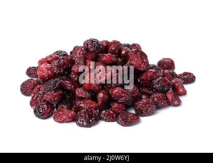 Ein Haufen getrockneter Preiselbeeren auf weißem Hintergrund. Köstliche Beeren Stockfoto