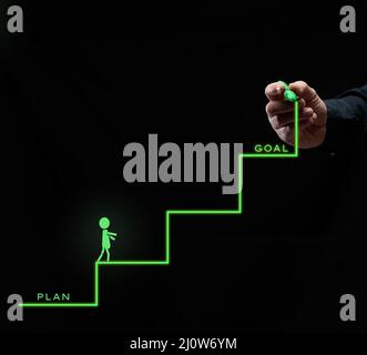 Grüne Schritte, die von der Hand eines Mannes und einem Mann gezogen werden, der auf schwarzem Hintergrund vom Plan zum Ziel hinaufgeht. Karriereentwicklung, persönliche gr Stockfoto