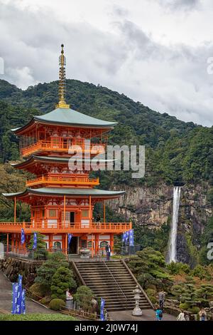 Dreistöckige Pagode des Seigantoji-Tempels mit dem Nachi-Fall auf dem Hintergrund. Wakayama. Japan. Stockfoto