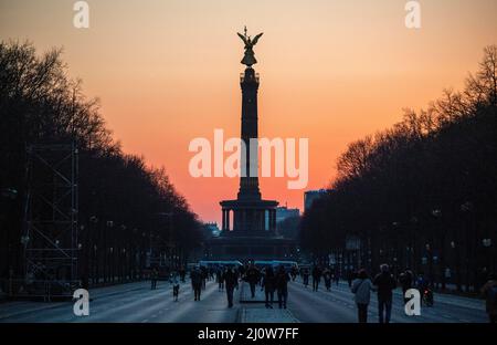 Berlin, Deutschland. 20. März 2022. Nachdem die Sonne untergegangen ist, wird der Himmel hinter der Siegessäule rot. Quelle: Christophe Gateau/dpa/Alamy Live News Stockfoto