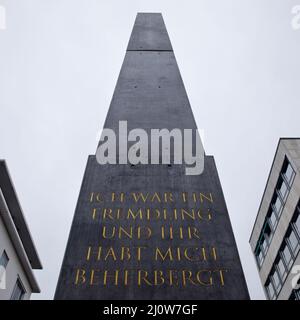 Kunstwerk Obelisk mit einem Zitat aus dem Matthäusevangelium, Künstler Olu Oguibe, Kassel, Deutschland, Europa Stockfoto