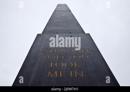 Kunstwerk Obelisk mit einem Zitat aus dem Matthäusevangelium, Künstler Olu Oguibe, Kassel, Deutschland, Europa Stockfoto