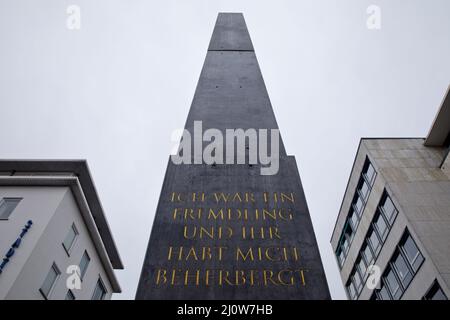 Kunstwerk Obelisk mit einem Zitat aus dem Matthäusevangelium, Künstler Olu Oguibe, Kassel, Deutschland, Europa Stockfoto