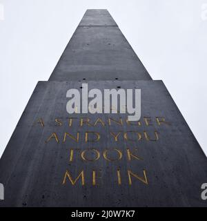 Kunstwerk Obelisk mit einem Zitat aus dem Matthäusevangelium, Künstler Olu Oguibe, Kassel, Deutschland, Europa Stockfoto