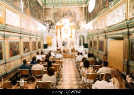 Während eines Gottesdienstes hängt in einer Kirche ein Räuchergefäß von der Decke Stockfoto