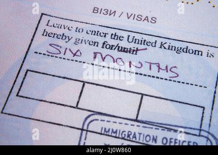 UK Visa Stempel in ukrainischen Pass für ukrainische Flüchtling, wegen Krieg in der Ukraine. Stafford, Großbritannien, 20. März 2022 Stockfoto