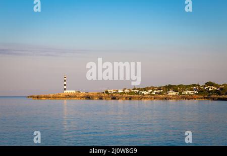 Landschaftlich schöner Leuchtturm von Artrutx bei Sonnenuntergang in Menorca, Spanien Stockfoto