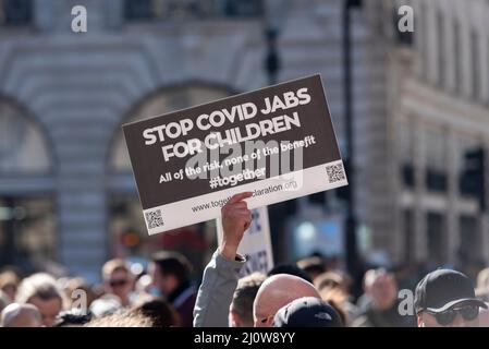 Protest gegen die Impfung von Kindern für Covid 19, begleitet von Anti-Vaxxern Stockfoto