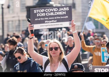 Protest gegen die Impfung von Kindern für Covid 19, begleitet von Anti-Vaxxern. Weißes, kaukasisches Weibchen mit Plakat Stockfoto