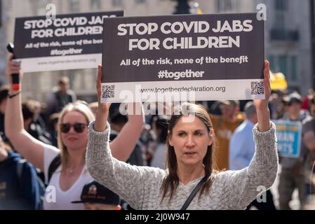 Protest gegen die Impfung von Kindern für Covid 19, begleitet von Anti-Vaxxern. Weibchen mit Plakaten Stockfoto