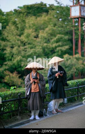 Buddhistische Mönche üben Takuhatsu, Sutras zu singen und Spenden in der Kyoto Straße zu sammeln. Japan Stockfoto