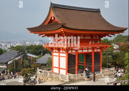 Das Nio-mon (Deva Gate) am Kiyomizu-dera Tempel. Kyoto. Japan Stockfoto