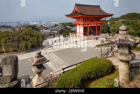 Das Nio-mon (Deva Gate) am Kiyomizu-dera Tempel. Kyoto. Japan Stockfoto