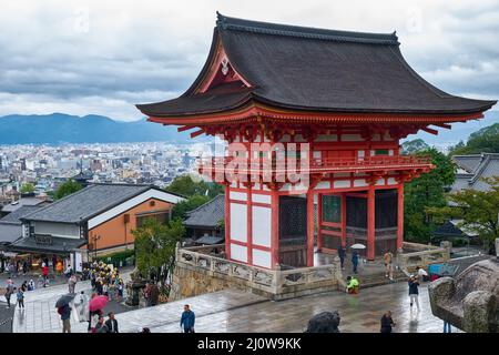 Das Nio-mon (Deva Gate) am Kiyomizu-dera Tempel. Kyoto. Japan Stockfoto