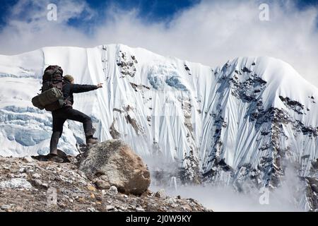 Silhouette des Menschen und Berge mit Wolken, Nepal himalaya Berg Stockfoto