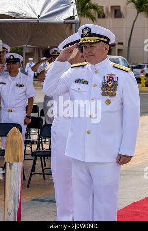 Honolulu, Usa. 18. März 2022. US Navy ADM hinten. Timothy Kott, Commander, Naval Surface Group Middle Pacific, wird während einer Befehlswechselzeremonie auf der Joint Base Pearl Harbor-Hickam, 18. März 2022 in Honolulu, Hawaii, an Bord geleitet. Kredit: MC2 Greg Hall/US Navy/Alamy Live Nachrichten Stockfoto