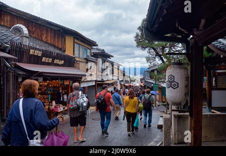 Touristen Einkaufsstraße Matsubara-Dori. Kyoto. Japan Stockfoto