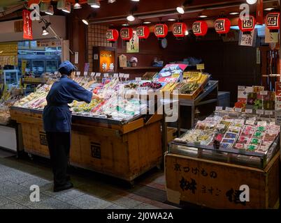 Die Theke mit japanischen Gurken (Tsukemono) auf dem Kyoto-Markt. Japan Stockfoto