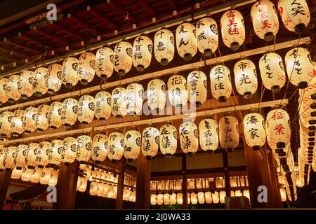 Weiße Laternen auf der Tanzbühne erleuchteten nach Einbruch der Dunkelheit. Yasaka-Schrein. Kyoto. Japan Stockfoto