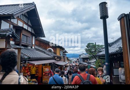 Touristen Einkaufsstraße Matsubara-Dori. Kyoto. Japan Stockfoto