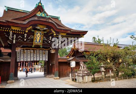 Sanko-mon-Tor des Kitano Tenmangu-Schreines. Kyoto. Japan Stockfoto