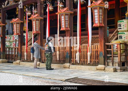 Das Hauptheiligtum (shaden) des Kitano Tenmangu-Schreines. Kyoto. Japan Stockfoto