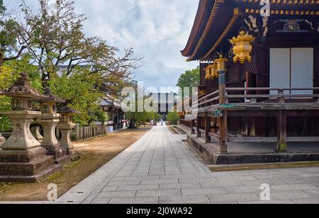 Die Gasse entlang des Shaden Sanctuary of Kitano Tenmangu-Schreines. Kyoto. Japan Stockfoto