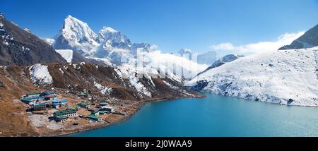 Dudh Pokhari Tso oder Gokyo See, Gokyo Dorf, Ngozumba Gletscher, Arakam tse Gipfel und chola tse Gipfel von Gokyo Ri - Trek zum Cho Oyu Basislager, Khumbu Stockfoto