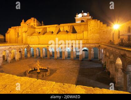 Jesuitenkirche der Gesellschaft Jesu, Iglesia de la Compania, in Arequipa, Peru, Südamerika Stockfoto