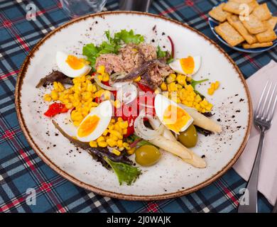 Salat mit Kabeljau-Sardellen und Sauce aus katalonien Stockfoto