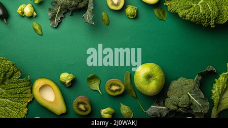 Kreatives Layout Food-Konzept aus grünem Obst und Gemüse auf grünem Hintergrund Stockfoto