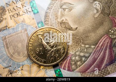 Polen. 09. März 2022. Auf dieser Fototafel ist eine Rückseite der 1-Dollar-Münze der Vereinigten Staaten mit der Freiheitsstatue und der polnischen 500 Zloty-Banknote zu sehen. Kredit: SOPA Images Limited/Alamy Live Nachrichten Stockfoto