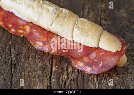 Spanische Chorizo-Scheiben in Brot Stockfoto