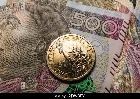 Polen. 09. März 2022. Auf dieser Fototafel ist eine Rückseite der 1-Dollar-Münze der Vereinigten Staaten mit der Freiheitsstatue und der polnischen 500 Zloty-Banknote zu sehen. (Foto: Karol Serewis/SOPA Images/Sipa USA) Quelle: SIPA USA/Alamy Live News Stockfoto