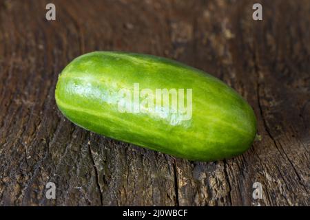 Bio-Gurke auf dunklem Holz Stockfoto