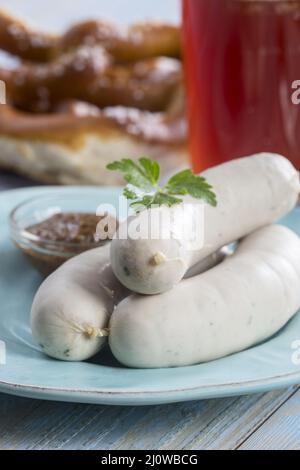 Bayerische Weißwürste mit Brezel Stockfoto