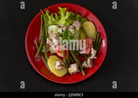 Übersicht über Salatnicoise auf Schwarz Stockfoto