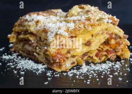 Frische Lasagne auf schwarzem Schiefer Stockfoto