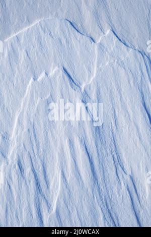 Natürlicher Schneehintergrund mit Zeichnungen von Bergen, die von der w Stockfoto