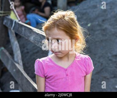 Junge rothaarige nicaraguanische Frau, die vor einem Campo-Haus in Jinotega, Abteilung, Nicaragua, die Kamera schaute. Stockfoto